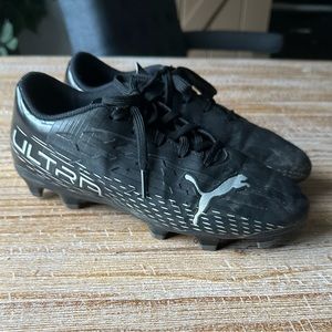 Boys Size 3 Puma soccer shoes